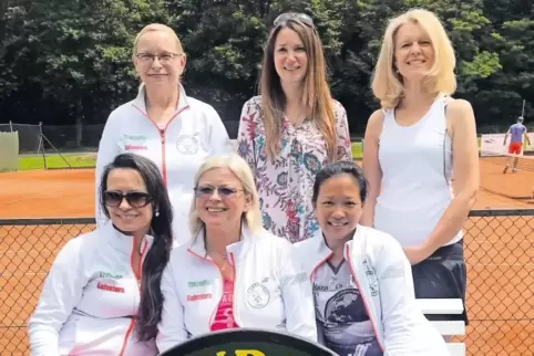 Meistermannschaft: (stehend von links) Mannschaftsführerin Inge Geisel, Tanja Gehra-Donauer, Elke Dick, Tamara Henselmann, Hedda
