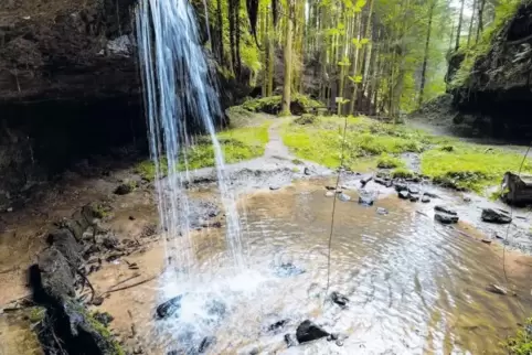 Besinnlich-ursprünglich ist es immer, nur je nach Witterung fließt mehr oder weniger Nass in den Kessel des Wasserfalls im Odenb