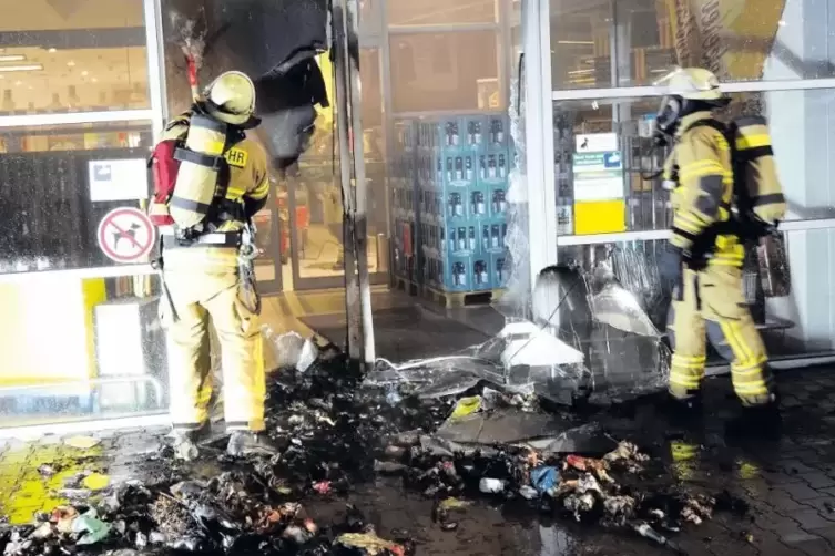 Durch eine brennende M&uuml;lltonne wurde die Eingangst&uuml;r eines Einkaufsmarktes in der Hohenecker Stra&szlig;e zerst&ouml;rt.