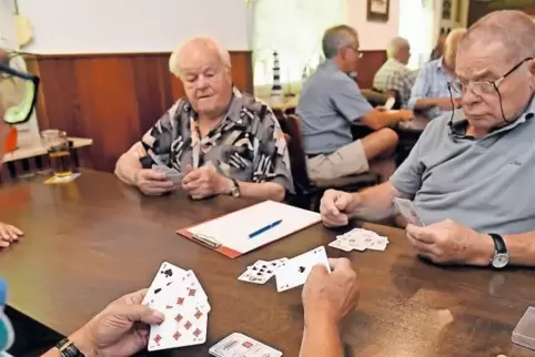 Mal ist Pik Trumpf, mal spielt einer einen Grand. Erwin Wagner, Gerhard Czech und Otto Schoninger (von links vorne) spielen mont