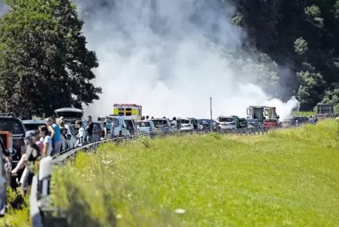 An der Unfallstelle entstand ein kilometerlanger Stau. Die Autobahn wurde voll gesperrt. Der Rauch entstand durch das brennende 