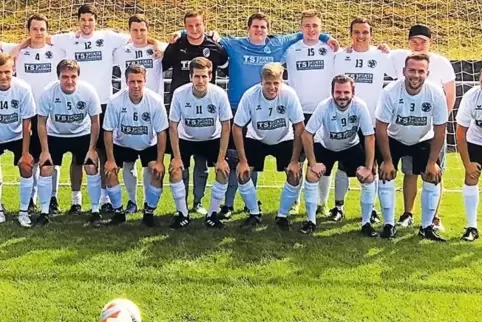Mit dieser Mannschaft bestreitet die neue Fußballvereinigung Münchweiler ihre Premierensaison: (hintere Reihe von links) Tobias 