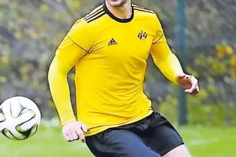 Trainer, Abwehrchef und Torjäger des FK Petersberg: Ex-Regionalligaspieler Patrick Hildebrandt.