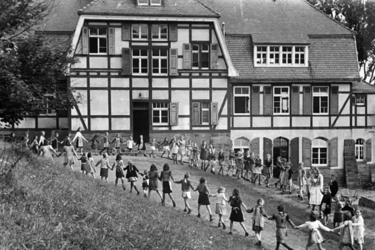 Kindererholung des Diakonischen Werks in Ramsen (Donnersbergkreis) im Jahr 1947 – diese Einrichtung war nach dem Zweiten Weltkri