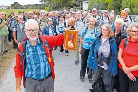 Mit der Pilgerlaterne: Erhard Steiger führt die Gruppe an.