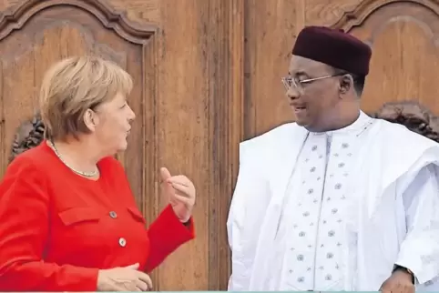 Gestern Abend in Schloss Meseberg, dem Gästehaus der Bundesregierung: Bundeskanzlerin Angela Merkel begrüßt Issoufou Mahamadou, 
