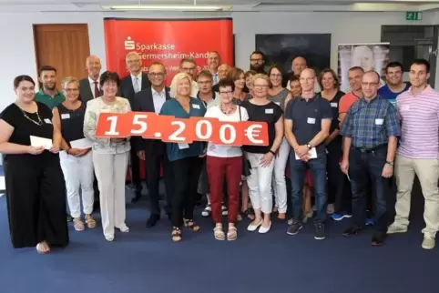 15.200 Euro zahlt die Sparkasse an die acht erfolgreichsten Vereine, neun erfolgreichsten Schulen und die Südpfalzwerkstatt aus.