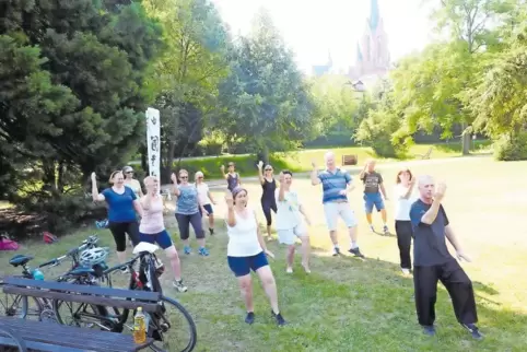 Die Ruhe vor dem Gäste-Ansturm: Dieser Tage kann man in der Gustav-Clauss-Anlage noch Tai-Chi-Gruppen bei ihren Entspannungsübun