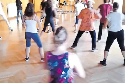 20 Teilnehmer sind zur ersten LaGym-Kursstunde in die Eppsteiner TSV-Halle gekommen.
