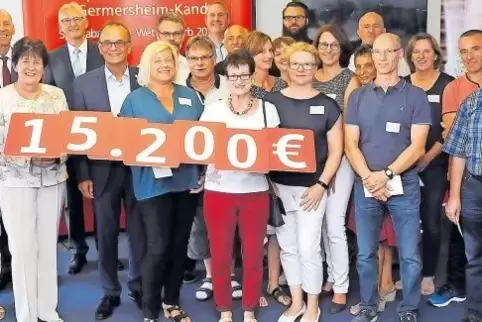Die acht erfolgreichsten Vereine, neun erfolgreichsten Schulen und die Südpfalzwerkstatt bekommen Geld von der Sparkasse.