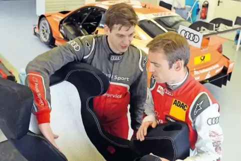 Armin Joerß (links) zeigt Jamie Green den nur drei Kilogramm leichten Autositz.