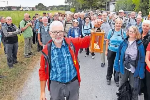 Mit der Pilgerlaterne: Erhard Steiger führt die Gruppe an.