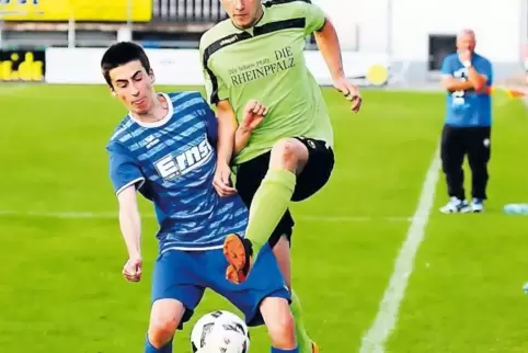 Lars Knecht (links, hier im Zweikampf gegen Edgar Schmidt) und seine Mannschaft vom TuS Wattweiler hatten im Kreispokal die klas