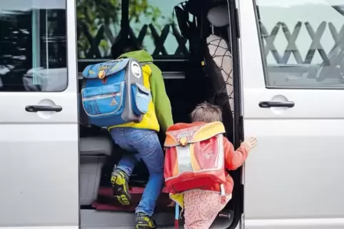 „Elterntaxis“ (oben) sorgen oft für viel Verkehr vorm Schultor. Nico Thun-Blaul bringt Tochter Ronja mit dem Rad zur Schule (rec