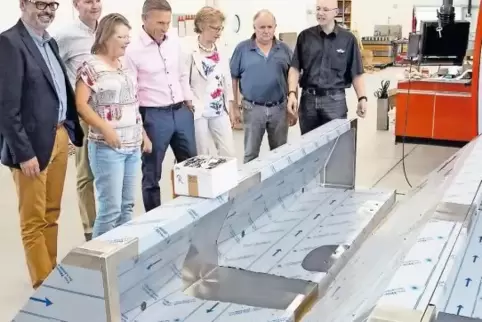 Bürgermeister Andres Alter, Philip Pongratz von der Wirtschaftsförderungsgesellschaft, Firmengründerin Sabine Dreilich, Landrat 