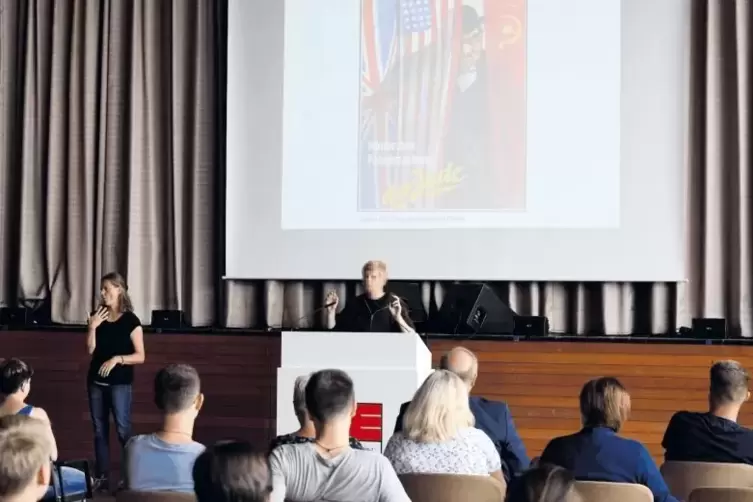 Timo Büchner beim Vortrag im AEG. Da der Autor wegen seiner Aufklärungsarbeit von Extremisten bedroht wird, möchte er auf Fotos 