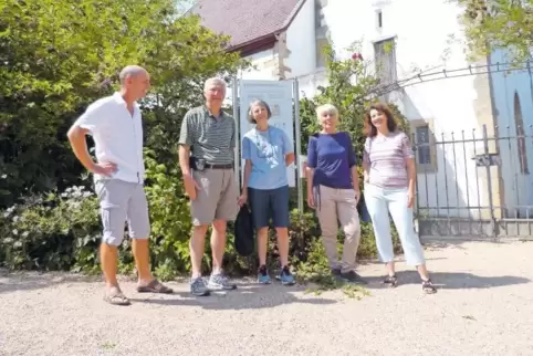 Don Rauch und seine Frau Mary Ellen Rauch aus Texas (2. und 3. von links) machten bei ihrer Rheinkreuzfahrt Zwischenstopp in Mor