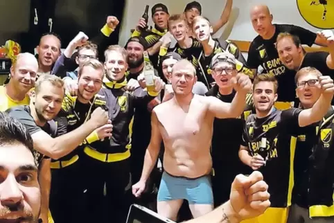 Kabinenparty: So feierte der TuS Rumbach nach seinem überraschenden Sieg gegen Erfweiler. Vorne links Matchwinner Dariush Hagen.