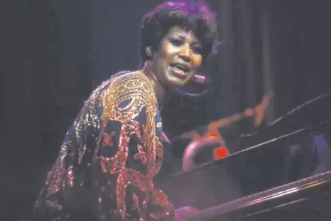 Mit Titeln wie „Respect“, „Chain Of Fools“ und „I Say A Little Prayer“ wurde sie berühmt: Soulsängerin Aretha Franklin, hier bei
