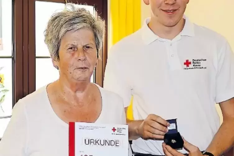 125 Mal hat Helmi Weber Blut gespendet. Sie wurde von Jugendleiter David Flörsch geehrt.