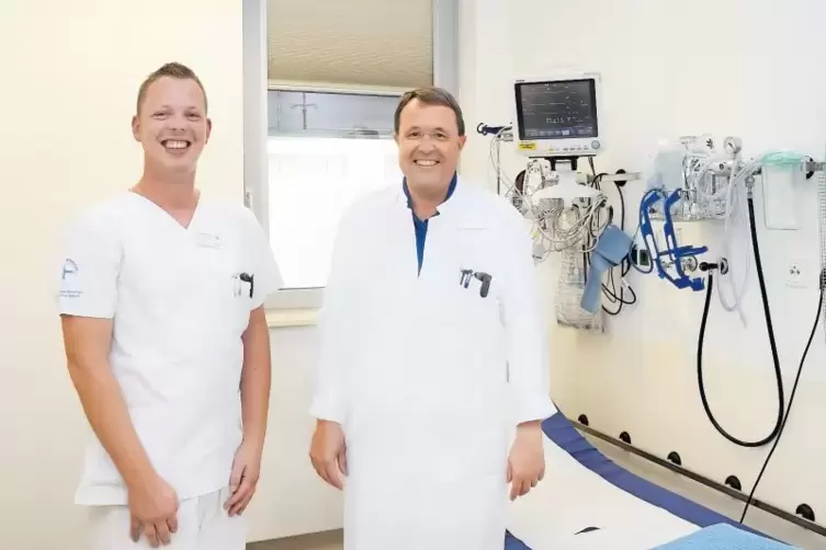 Kümmern sich an der Klinik für Allgemein- und Visceralchirurgie um das Wohl von OP-Patienten: Chefarzt Dr. Dirk Jentschura (rech