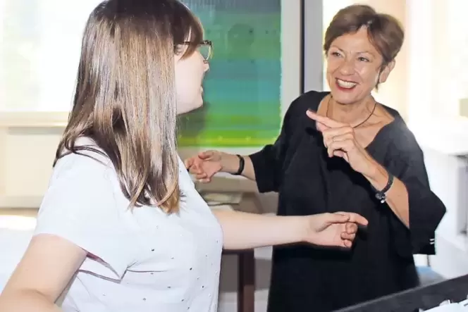 Intensiver Einzelunterricht: Die Sopranistin Sabrina-Nadja Reidt studiert mit Claudia Eder im Salon der Herrenhof-Parkvilla eine