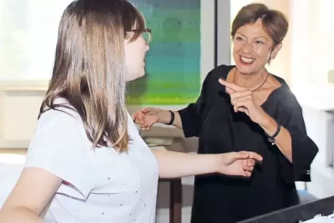 Intensiver Einzelunterricht: Die Sopranistin Sabrina-Nadja Reidt studiert mit Claudia Eder im Salon der Herrenhof-Parkvilla eine