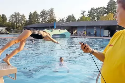 Das DLRG darf im Waldschwimmbad am Abend trainieren.
