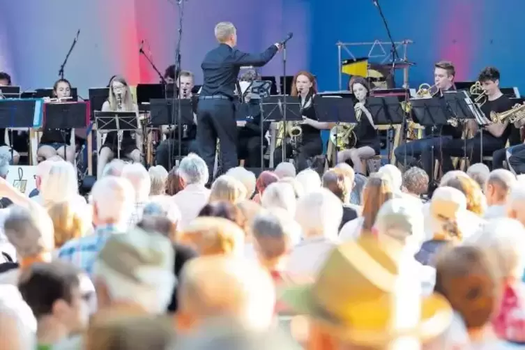 Konzert „außer der Reihe“: der Musikverein Otterbach auf der Bühne im Volkspark in Kaiserslautern.