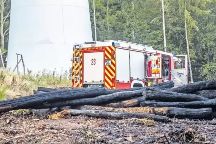 Die Feuerwehr war bis in den Morgen im Einsatz. Hier ist der verbrannte Holzstapel zu sehen.
