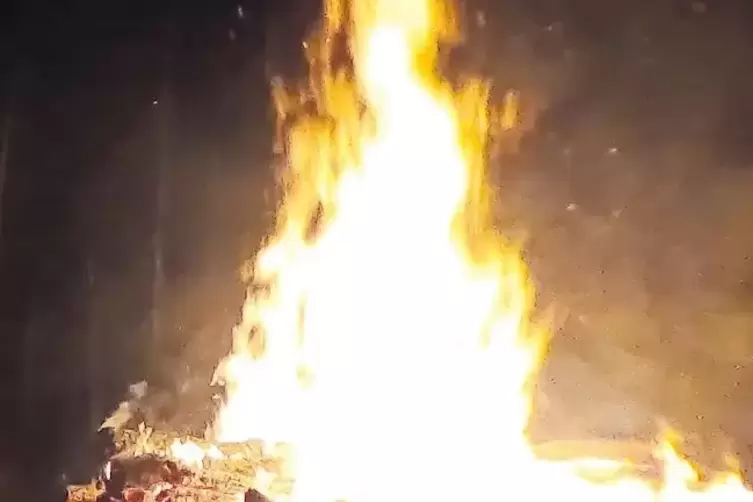 Lichterloh stand der Holzstapel in Flammen.