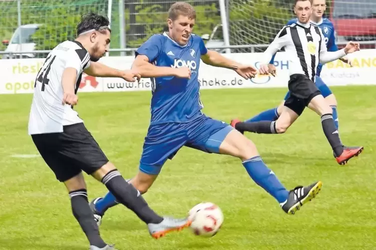 Rieschweilers Abwehrspieler Manuel Megel (Zweiter von links, hier im Spiel der Vorsaison in Fußgönheim) gehört in Mainz wieder z
