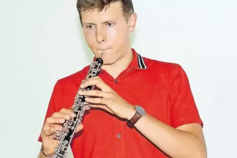 Justin Schmidt umrahmte seine Info-Veranstaltung mit Musikstücken, die Bezug zu Italien haben. Dabei griff er selbst zur Oboe, w
