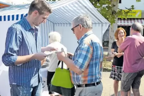 RHEINPFALZ-Redakteur Sven Wenzel im Gespräch mit Johannes Haus (vorne). Er berichtet von den Quitten in seinem Garten. Hinten sp