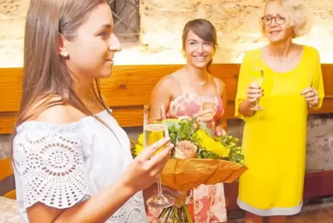„Jetzt zittere ich sogar ein bisschen“: Die Kuseline in spe Lena Geuer bedankte sich für ihre Wahl und zollte auch den anderen K
