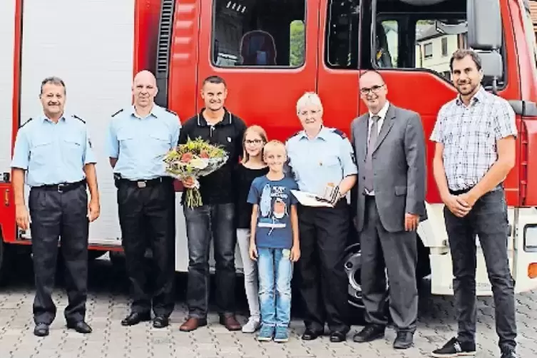 Erhielt von Bürgermeister Peter Degenhardt (Zweiter von rechts) das silberne Feuerwehr-Ehrenzeichen des Landes: Daniela Schapper