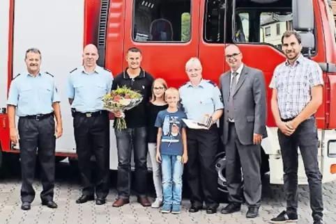 Erhielt von Bürgermeister Peter Degenhardt (Zweiter von rechts) das silberne Feuerwehr-Ehrenzeichen des Landes: Daniela Schapper