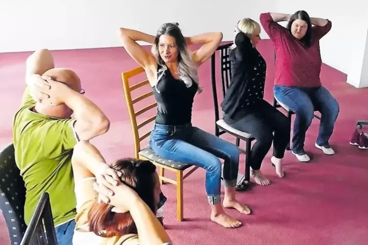 Karin Wadle (Mitte) zeigt, wie mit einfachen Übungen Verspannungen vorgebeugt werden kann.