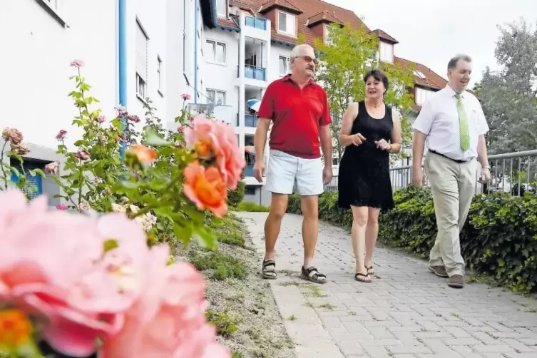 Helmut Winterbauer, Irena Siemon und Guntram Kühn (von links) berichten bei einem Rundgang durch das Bobenheim-Roxheimer Sozialw