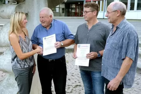 VG-Beauftragte Tanja Gaß gratuliert Helmut Brand zur Wahl zum Ersten VG-Beigeordneten. Gemeinsam mit dem ebenfalls neu gewählten