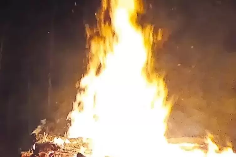 Lichterloh stand der Holzstapel in Flammen.