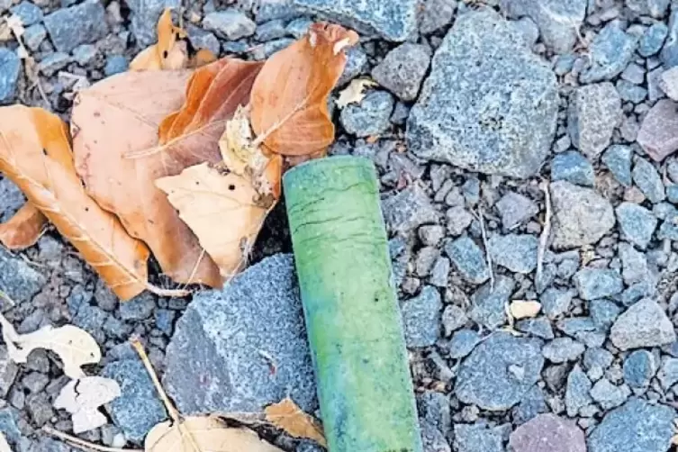 Auf dem Gel&auml;nde lagen Teile von Feuerwerksk&ouml;rpern.
