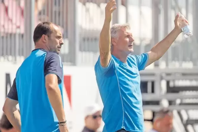 Zwei Ex-Nationalspieler: Trainer Rudi Bommer (rechts) und Co-Trainer Ralf Weber vom SC Hessen Dreieich. Zwei Ex-Nationalspieler: Trainer Rudi Bommer (rechts) und Co-Trainer Ralf Weber vom SC Hessen Dreieich.
