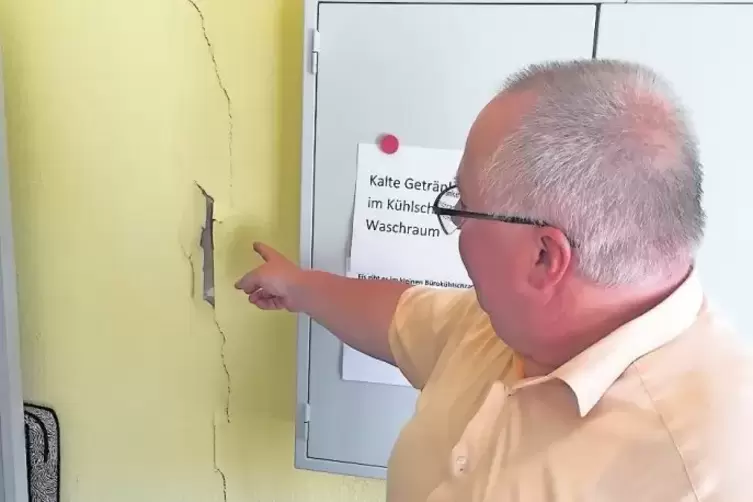 Geschäftsführer Torsten Kiefer zeigt einen kapitalen Riss in der Wand. Auch Probleme mit der Statik gibt es.