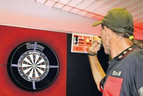 „Heiße Pfeile“: Ralf Fey spielt auf der modernen Darts-Anlage, die im Clubheim des FV Berghausen für die neue Abteilung installi
