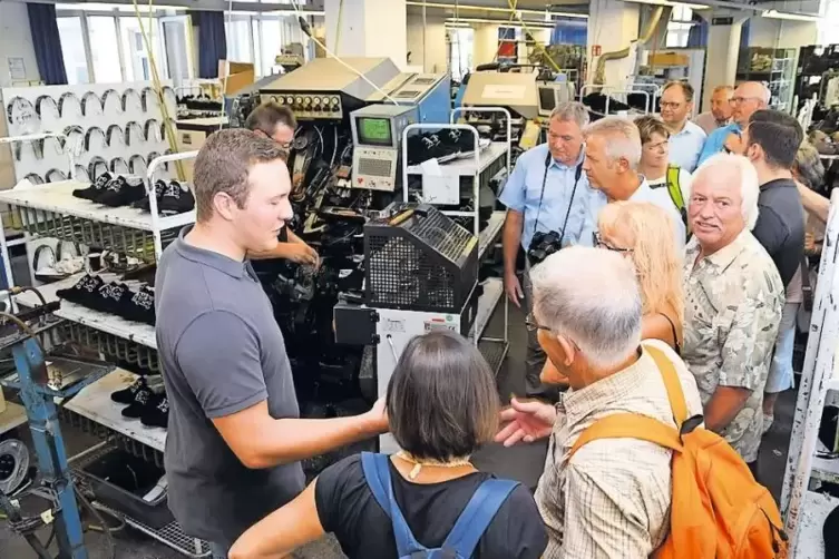 In der Schuhfabrik Semler: Andreas Schäfer (links) von der Produktionsüberwachung erklärt die Abläufe.