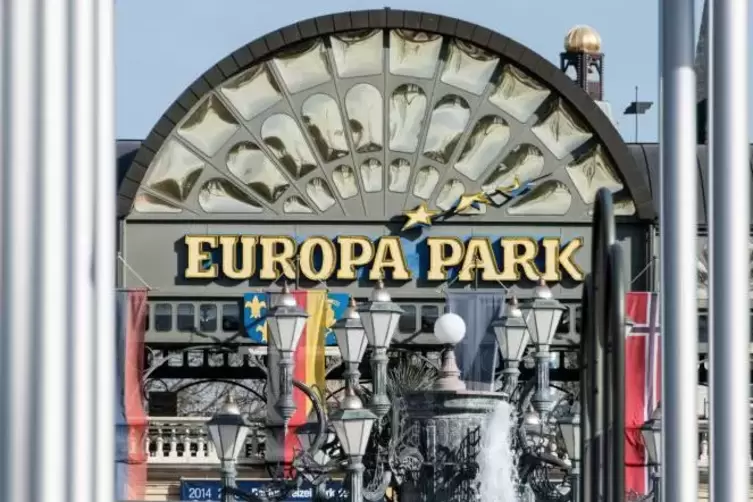 Der Haupteingang des Europa Parks, des größten Freizeitparks Deutschlands.  Foto: DPA