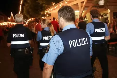 Vier Beamte der Polizeiinspektion Haßloch waren am Samstagabend auf der Deidesheimer Weinkerwe Ansprechpartner für die Besucher.