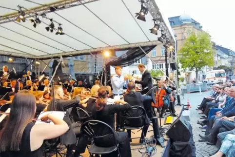 Die Entdeckung des Homburger Klassik Open Airs war der junge Trompeter Benedikt Kilburg aus Waldmohr (Mitte, stehend neben dem D