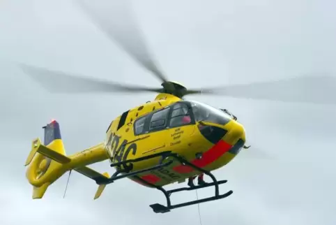 Der Rettungshubschrauber landete am Sonntagmittag auf dem Rheinvorland.  Foto: DPA